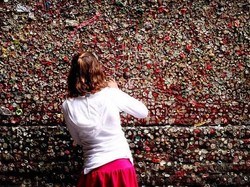 Iiih! Salah Satu Gang di California Dipenuhi Permen Karet