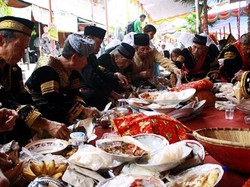 Ikutan Tradisi Makan Bajamba, Yuk!