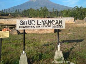 Indahnya Candi Liyangan dengan Latar Gunung Sindoro