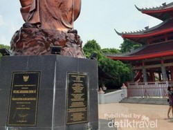 Indahnya Kelenteng Sam Poo Kong dan Masjid Agung Semarang