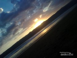 Indahnya Pantai Teleng Ria Menjelang Senja