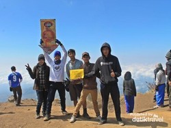 Indahnya Puncak Merbabu Usai Lelah Mendaki