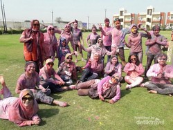 Ini Nih Perang Bubuk Berwarna yang Seru Banget!