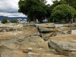Ini Pantai Cantik dengan Spot Foto Instagramable di Samosir