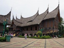 Ini Rasanya Jadi Pengantin Minang di Anjungan Sumatera Barat TMII