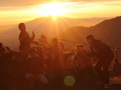 Inilah Tempat Melihat Golden Sunrise di Dieng