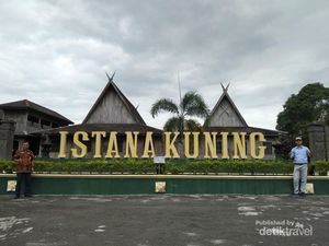 Istana Kuning yang Tak Kuning