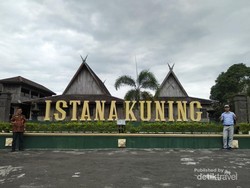 Istana Kuning yang Tak Kuning
