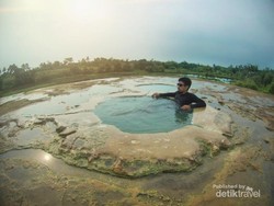 Jacuzzi Alam di Tengah Sawah, Mau Coba?