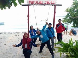 Jadi Kangen Main Air di Pantai Cantik Kepulauan Mentawai