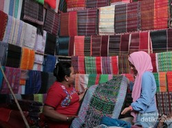 Jalan-jalan ke Balige, Jangan Lupa Beli Ulos Di Sini