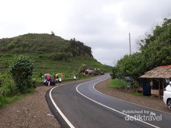 Jatuh Cinta Pada Pantai Teluk Asmoro di Malang