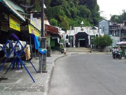 Jelajahi Wisata Religi di Gunung Pring