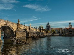 Jembatan Romantis di Praha, Charles Bridge