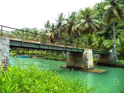 Jembatan Watu Karung, Traveling Tak Harus ke Tempat Wisata!