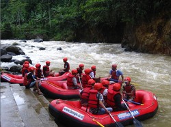 Jungkir Balik Mengarungi Deras Arus Sungai Ciberang