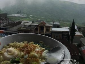 Kabut dan Air Terjun Grojogan Sewu yang Menawan