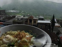 Kabut dan Air Terjun Grojogan Sewu yang Menawan
