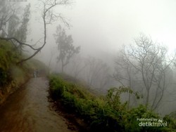 Kala Hujan Menyapa Kawah Ijen
