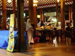 Kala Pagi di Stasiun Tugu