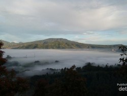 Kala Tebing Keraton Terlihat Seperti Negeri di Atas Awan