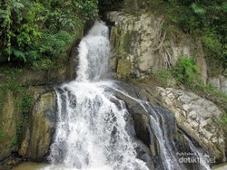Kalau Hujan, Air Terjun Ini Warnanya Seperti Darah