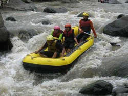 Kaliwatu Rafting, Cara Asyik Taklukkan Sungai Brantas