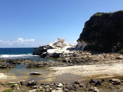 Kapurpurawan, Pantai Berbatu Putih nan Cantik di Filipina