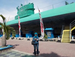 Kata Siapa Wisatawan Tak Bisa Naik Kapal Selam?