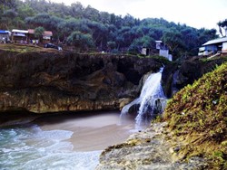 Keajaiban Alam di Pacitan, Air Terjun Langsung ke Pantai