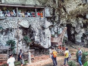 Keajaiban Tana Toraja, Makam Vertikal di Atas Tebing