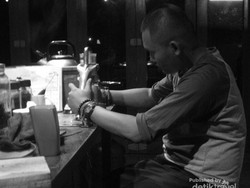 Kehangatan Kedai Klinik Kopi di Tengah Hutan Jati Dieng