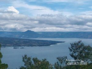 Keindahan Danau Toba dari Bukit Simarjarunjung