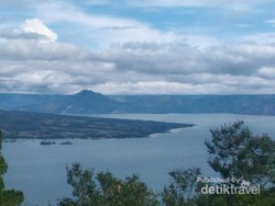 Keindahan Danau Toba dari Bukit Simarjarunjung