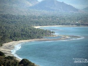 Keindahan di Balik Rusaknya Jalanan Lembata