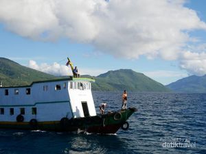 Keindahan Pulau Adonara dan Keramahan Penduduknya
