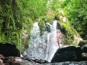 Keindahan Tersembunyi Air Terjun Batu Merah