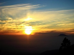 Keluar Emas dari Sikunir dan Candi Arjuna