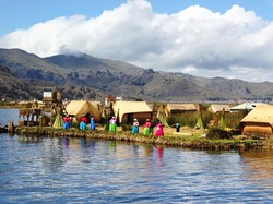 Keren! Ada Pulau Dibuat dari Alang-alang di Danau Titicaca