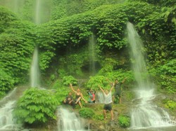 Keren! Lombok Punya Air Terjun Hijau