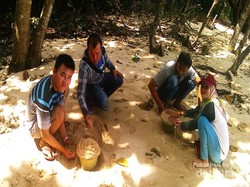 Ketika Komunitas Traveler Ikut Peduli Lingkungan Pulau Mengkudu