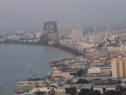 Ketika Lady Boy Berjoget di Depan Rumah Gadang