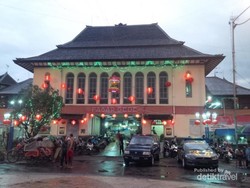 Ketika Pasar Gede Meriah dengan Lampion Merah