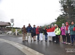 Kibar Bendera Merah Putih di Puncak Gunung Alaska, AS