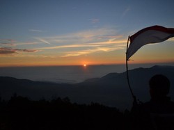 Kibar Merah Putih di Puncak Sikunir, Dieng