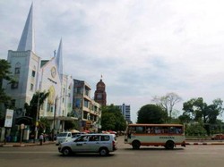 Kilau Pagoda Emas di Yangon, Myanmar