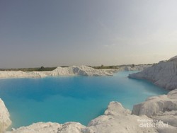Kisah Miris di Balik Indahnya Pesona Danau Kaolin