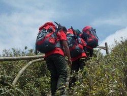 Kisah Pendaki Wanita Indonesia Pertama di Atap Tertinggi Indochina