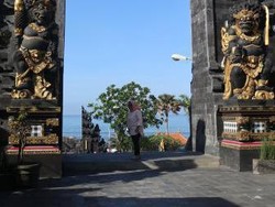 Kisah Tanah Lot, Batu Karang Sakti di Tengah Lautan