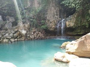 Kolam Alami Curug Cantik di Bogor yang Berwarna Toska
